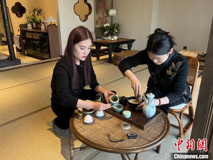 中國年輕人愛上“中式美學”融入日常生活