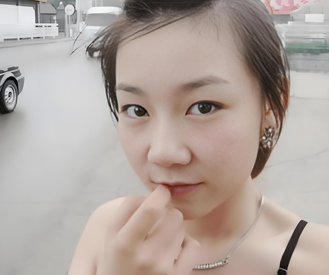 2011年，20歲的她全裸接受記者采訪：我敢看你們，你們敢看我嗎？