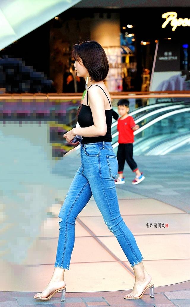 街拍:穿透明水晶鞋的美女