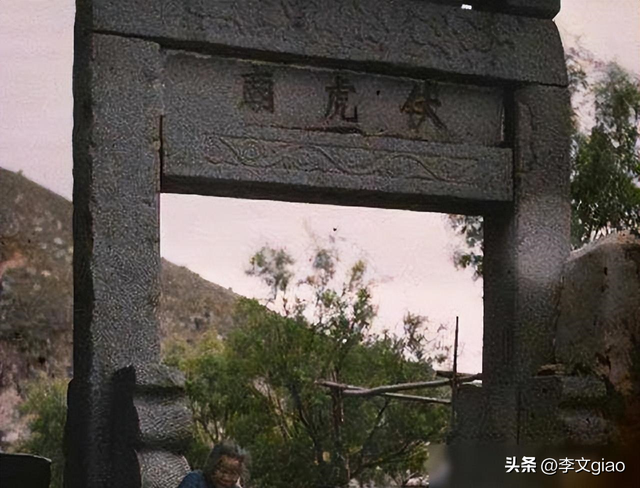 不堪入目老照片：男人摟著女子的胸一頓摸，男人抱著女人一頓熱吻