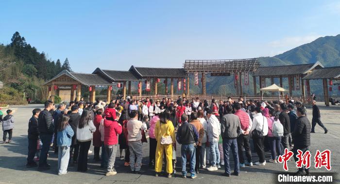 （新春走基層）“中國李鄉(xiāng)”廣東信宜“花樣”過節(jié)
