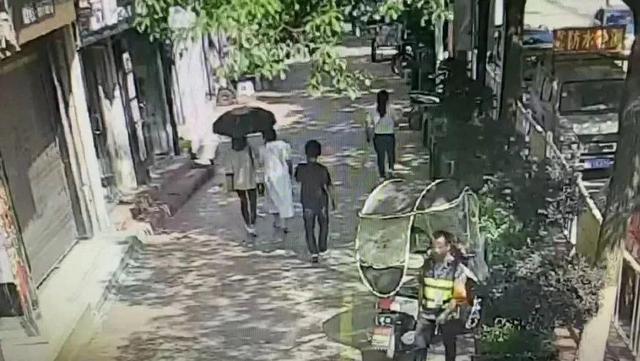 男子為獲粉絲打賞當(dāng)街直播拍打陌生女子臀部頸部！已被行政拘留