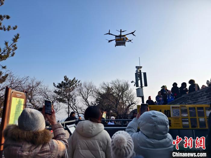 （神州寫真）熱餐“飛降” 中國多景區(qū)“空中外賣”服務(wù)受歡迎