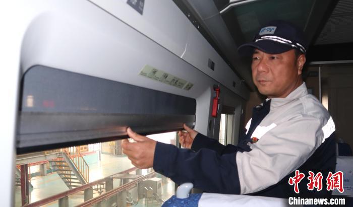 動(dòng)車組機(jī)械師：我檢修的動(dòng)車組環(huán)繞家鄉(xiāng)跑