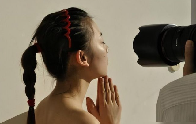2011年，20歲的她全裸接受記者采訪：我敢看你們，你們敢看我嗎？