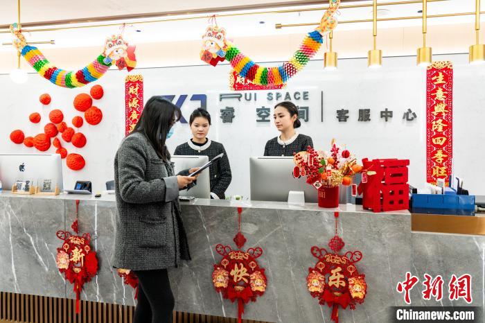 （新春走基層）重慶：節(jié)后開工首日見聞——實(shí)干“滿格電” “爭(zhēng)春”莫等閑