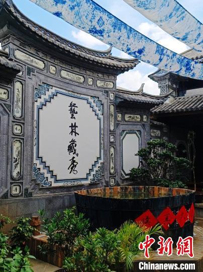 （新春走基層）非遺旅游熱潮興起 “去大理學(xué)扎染”成春節(jié)熱門玩法