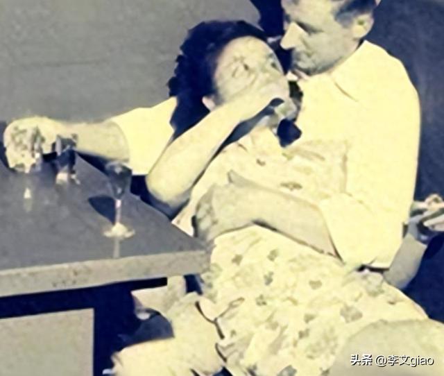 不堪入目老照片：男人摟著女子的胸一頓摸，男人抱著女人一頓熱吻