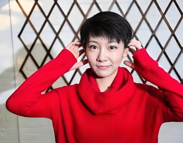 2011年，20歲的她全裸接受記者采訪：我敢看你們，你們敢看我嗎？