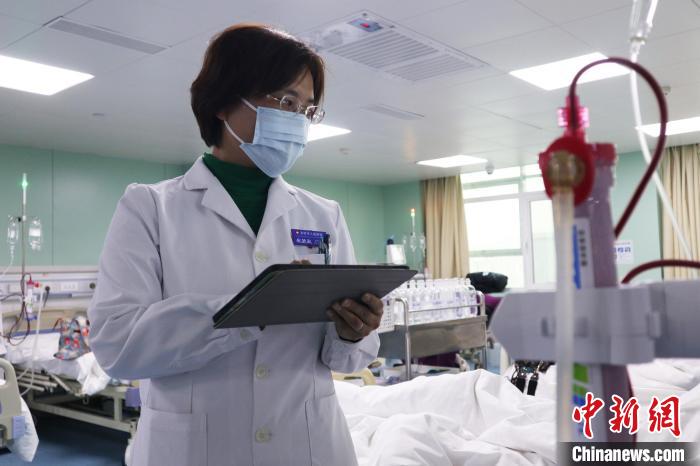 （新春走基層）吉林透析醫(yī)護守衛(wèi)患者的家庭年味