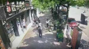 在美女的屁股下(男子為獲粉絲打賞當(dāng)街直播拍打陌生女子臀部頸部已被行政拘留)