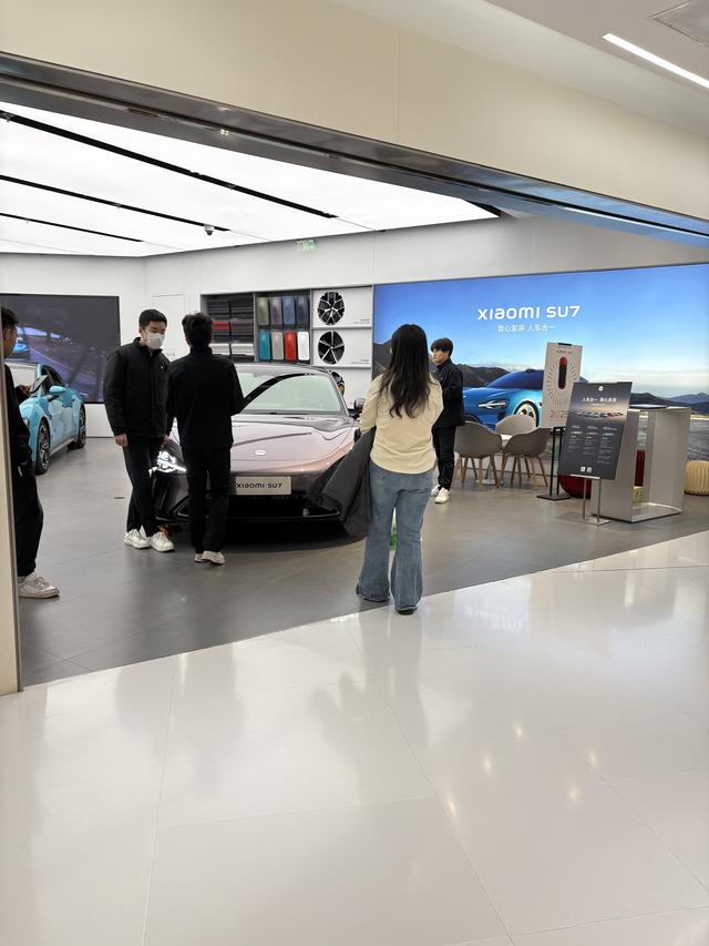 新春走基層丨小米汽車門店“春節(jié)不打烊”，多家汽車品牌已跟進(jìn)！一線銷售員：今年春節(jié)又要爆單