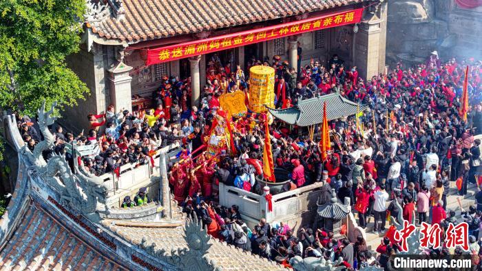 兩岸媽祖信眾護(hù)駕媽祖金身故居省親布福