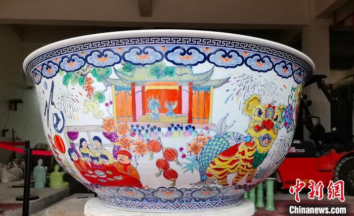 景德鎮(zhèn)創(chuàng)作團隊解碼春晚亮相的“春碗”