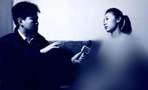 美女裸體肉體(2011年，20歲的她全裸接受記者采訪：我敢看你們，你們敢看我嗎？)