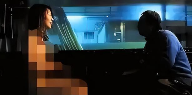 2011年，20歲的她全裸接受記者采訪：我敢看你們，你們敢看我嗎？
