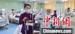 （新春走基層）吉林透析醫(yī)護守衛(wèi)患者的家庭年味