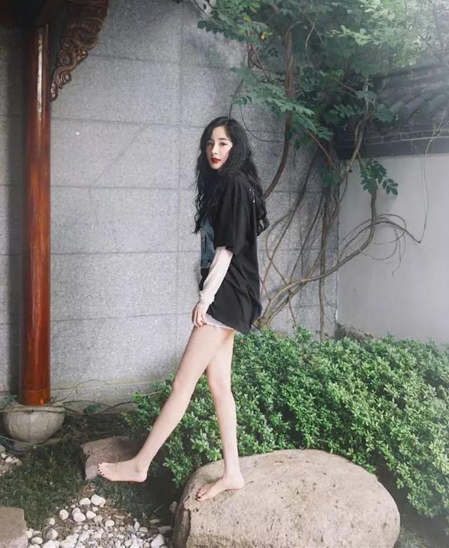 楊冪只穿長T出鏡，360度秀細(xì)白直長腿，性感程度爆表