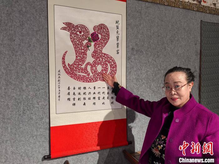 （文化中國行）“靈蛇”舞動(dòng)“非遺” 祝福點(diǎn)亮中國年味