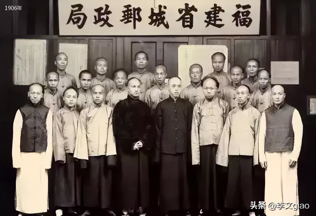不堪入目老照片：男人摟著女子的胸一頓摸，男人抱著女人一頓熱吻