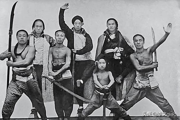 不堪入目老照片：男人摟著女子的胸一頓摸，男人抱著女人一頓熱吻
