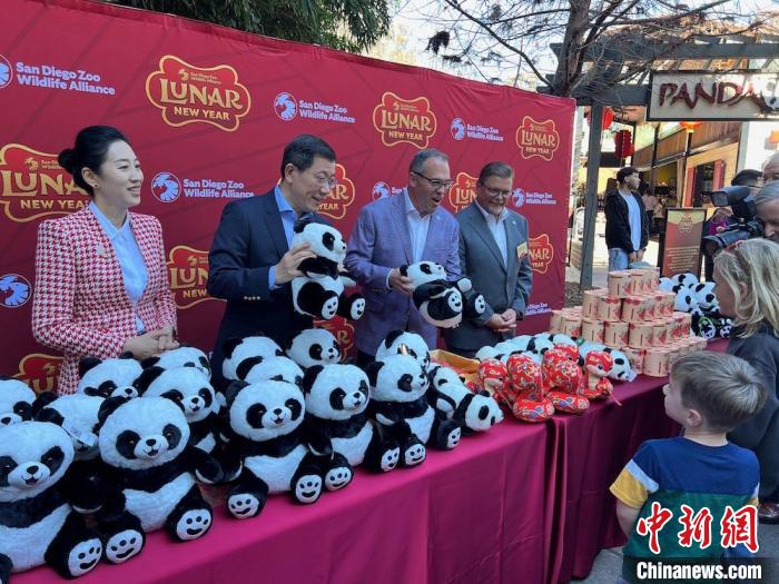 美國圣迭戈動(dòng)物園在“熊貓嶺”歡慶蛇年新春