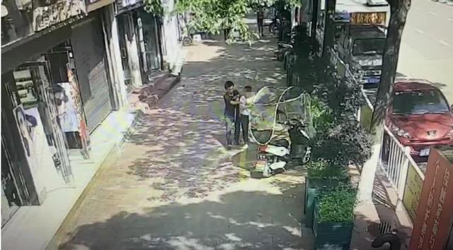 男子為獲粉絲打賞當(dāng)街直播拍打陌生女子臀部頸部！已被行政拘留