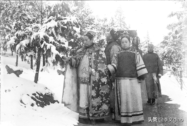 不堪入目老照片：男人摟著女子的胸一頓摸，男人抱著女人一頓熱吻