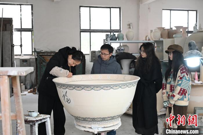 景德鎮(zhèn)創(chuàng)作團隊解碼春晚亮相的“春碗”