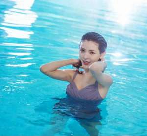 美女圖片流水b(張予曦泳池高清圖，穿吊帶短裙性感迷人，濕發(fā)造型宛如出水芙蓉)