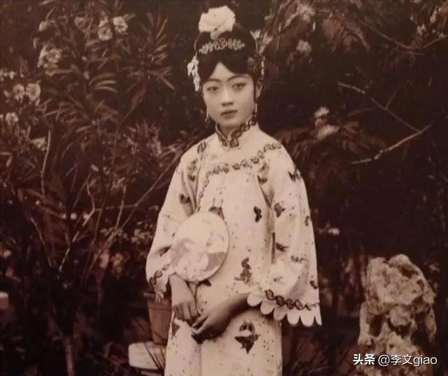 不堪入目老照片：男人摟著女子的胸一頓摸，男人抱著女人一頓熱吻