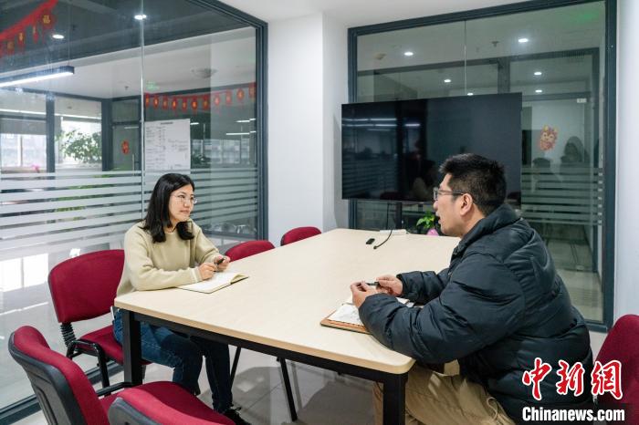 （新春走基層）重慶：節(jié)后開工首日見聞——實(shí)干“滿格電” “爭(zhēng)春”莫等閑