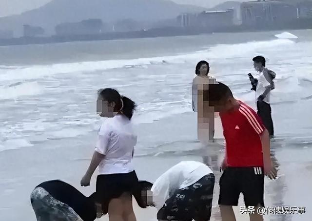 離譜！三亞灣女子海灘脫光衣服裸拍，現(xiàn)場(chǎng)不堪入目，游客圍觀拍照