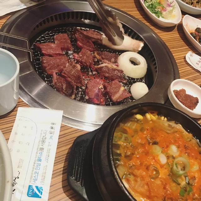 網(wǎng)紅美女夏夏放飛自我 大口吃肉大口喝酒