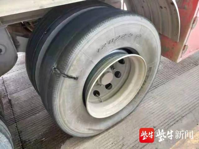 驚險！凌晨2點，高速路上貨車爆胎引發(fā)自燃……