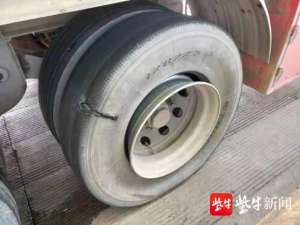 汽車爆胎圖片(驚險凌晨2點，高速路上貨車爆胎引發(fā)自燃……)