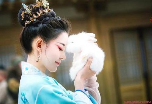 古裝劇美女撐傘的名場面，趙麗穎驚艷，而她像畫中走出來的仙子