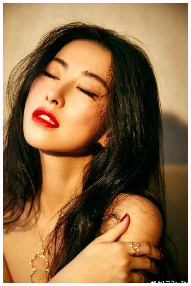 翹臀女王，性感尤物！秘書中的天花板！真乃人間極品