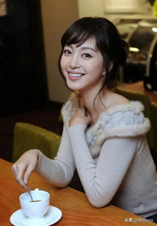 抖音第一美女韓藝：美貌與爭議并存，你還會只看路嗎？