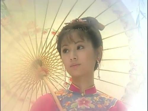 古裝劇美女撐傘的名場面，趙麗穎驚艷，而她像畫中走出來的仙子