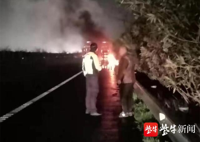 驚險！凌晨2點，高速路上貨車爆胎引發(fā)自燃……