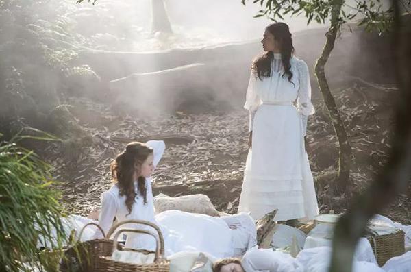 《懸崖下的野餐》：失蹤的女學(xué)生，再也找不回來了