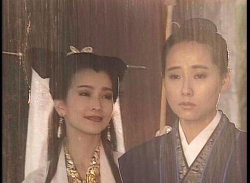 古裝劇美女撐傘的名場面，趙麗穎驚艷，而她像畫中走出來的仙子