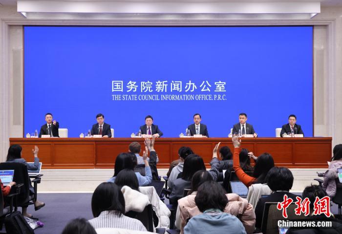 2月20日，中國國務(wù)院新聞辦公室在北京舉行國務(wù)院政策例行吹風(fēng)會，商務(wù)部副部長兼國際貿(mào)易談判副代表凌激、國家發(fā)展改革委利用外資和境外投資司負(fù)責(zé)人華中、工業(yè)和信息化部規(guī)劃司司長姚珺、商務(wù)部外國投資管理司司長朱冰、市場監(jiān)管總局信用監(jiān)督管理司司長周衛(wèi)軍介紹擴(kuò)大高水平對外開放，做好2025年穩(wěn)外資工作有關(guān)情況，并答記者問。 中新社記者 楊可佳 攝