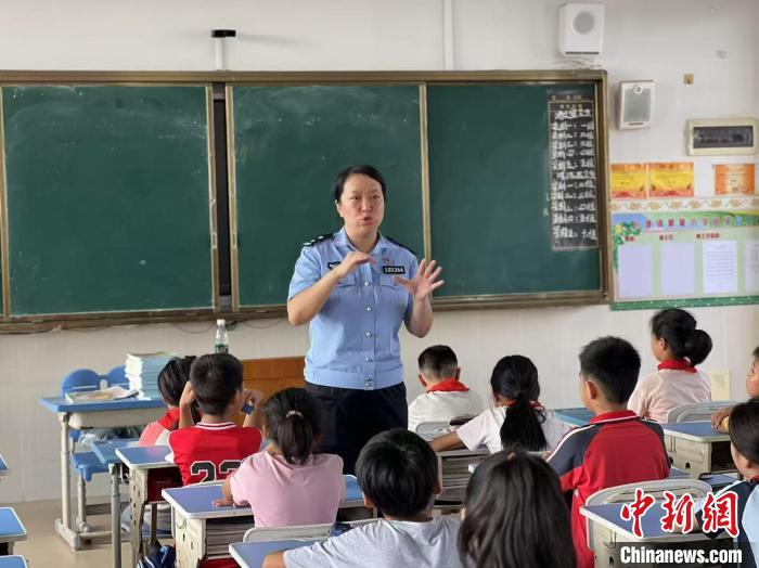 將鐵路“隱患風(fēng)險”變“護(hù)路保險”的“鐵娘子”王金