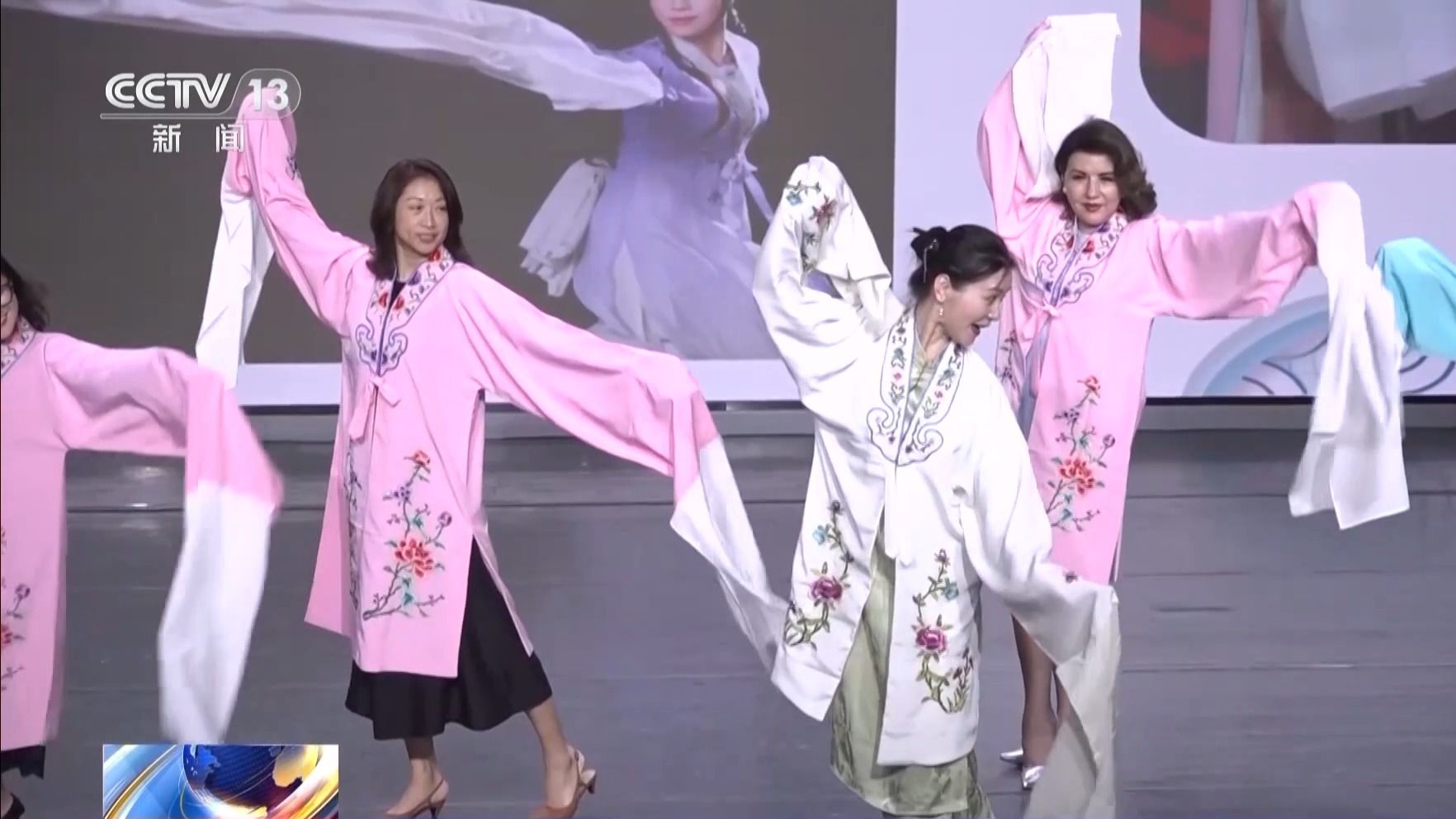 駐華大使夫人穿上戲服唱國(guó)粹 沉浸式探索東方美學(xué)
