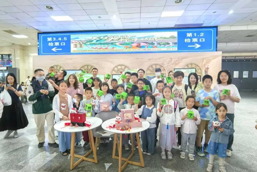 全國鐵路1000余個站車，廣泛開展“我的鐵路風(fēng)景：美好旅途 粽享端午”文化互動活動